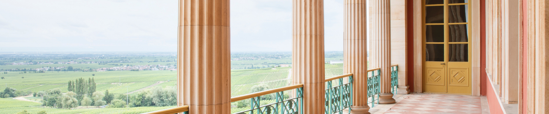 Terasse und Säulen Villa Ludwigshöhe mit Blick in die Landschaft