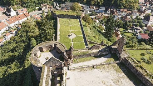 Luftbild der Hardenburg mit Blick auf den Garten sowie Häuser des umliegenden Ortes