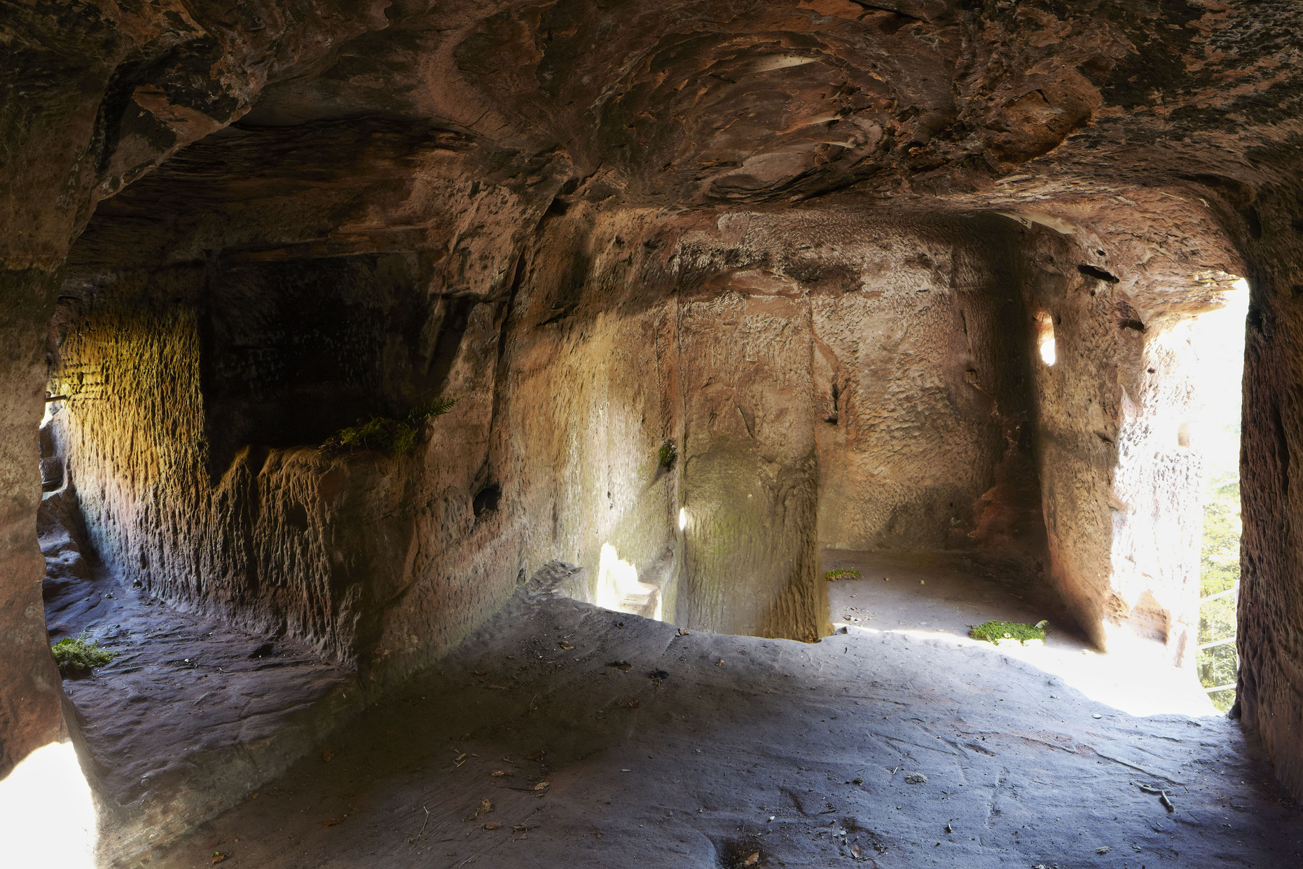 Höhlenartige Räume einer Sandstein-Burgruine