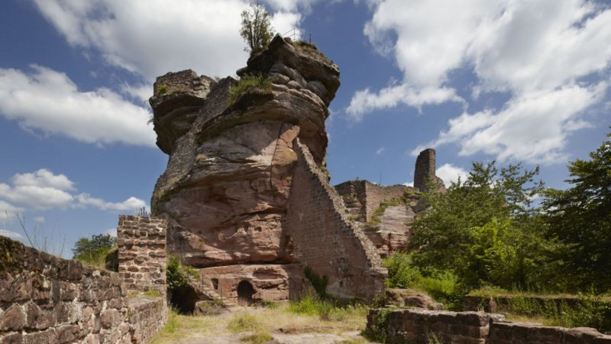 Führung im historischen Gewand auf dem sagenreichen Burgenmassiv Alt-Dahn.-