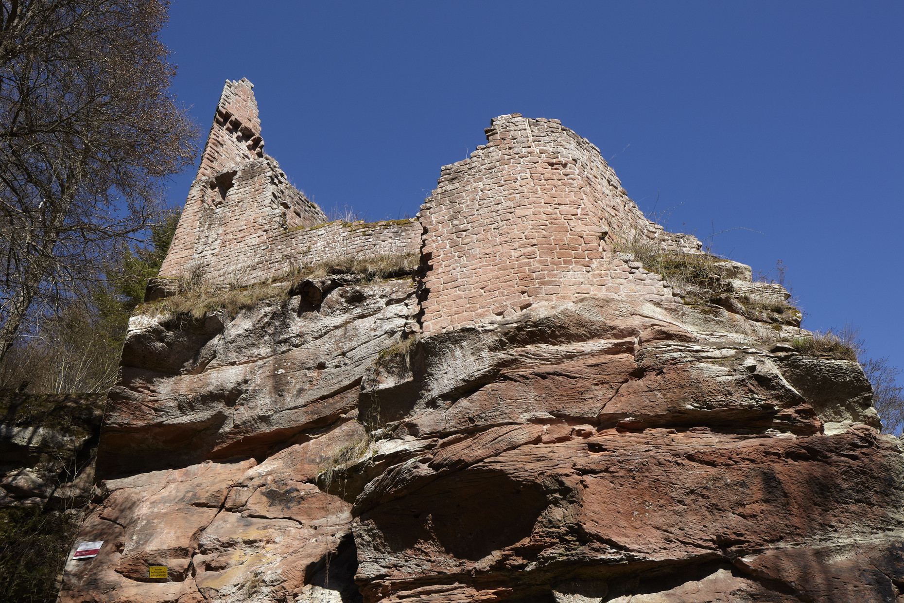 Mauerreste einer Ruine, die auf Felsen gebaut ist
