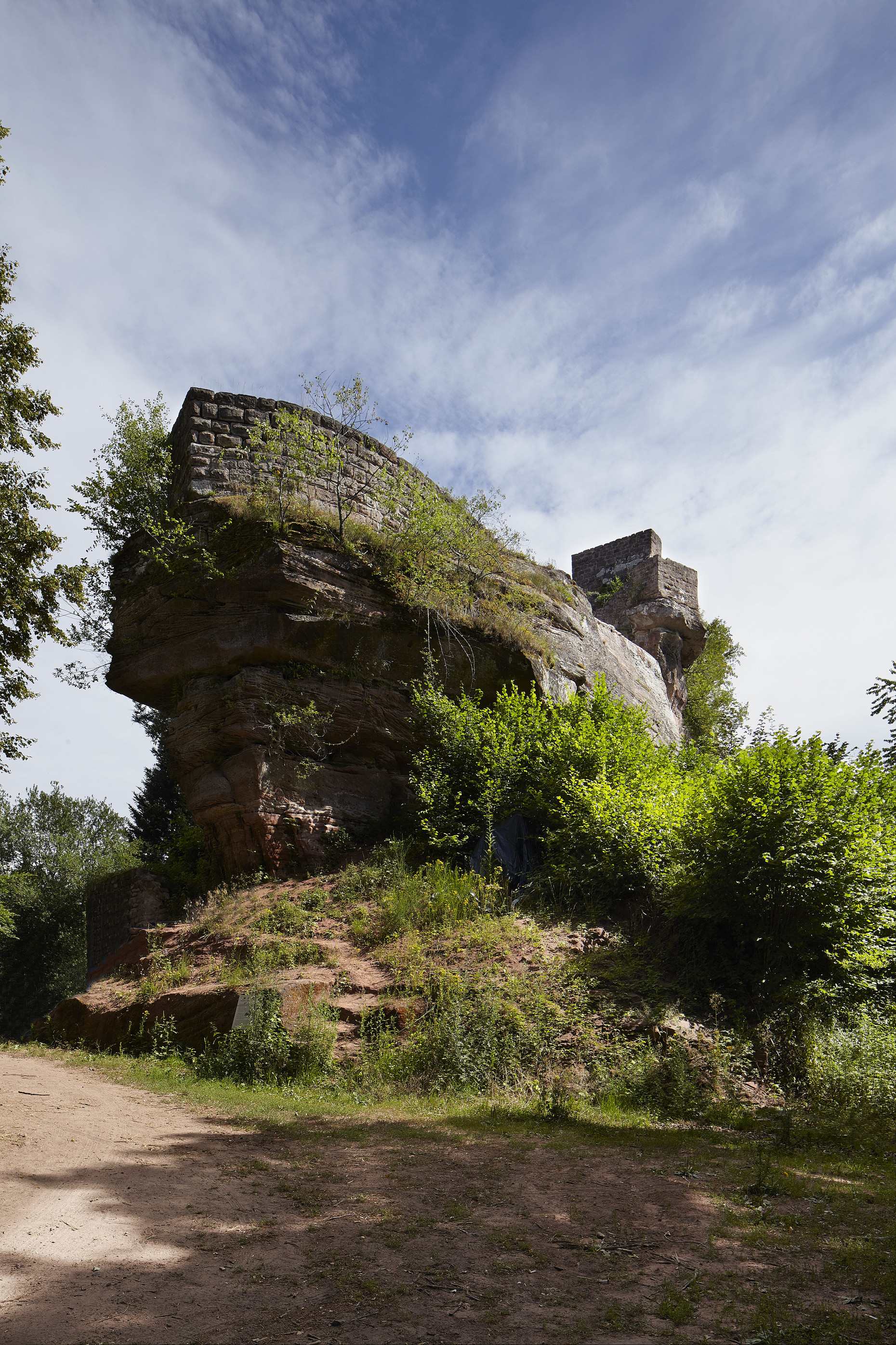 Burgruine auf einem Felsvorsprung