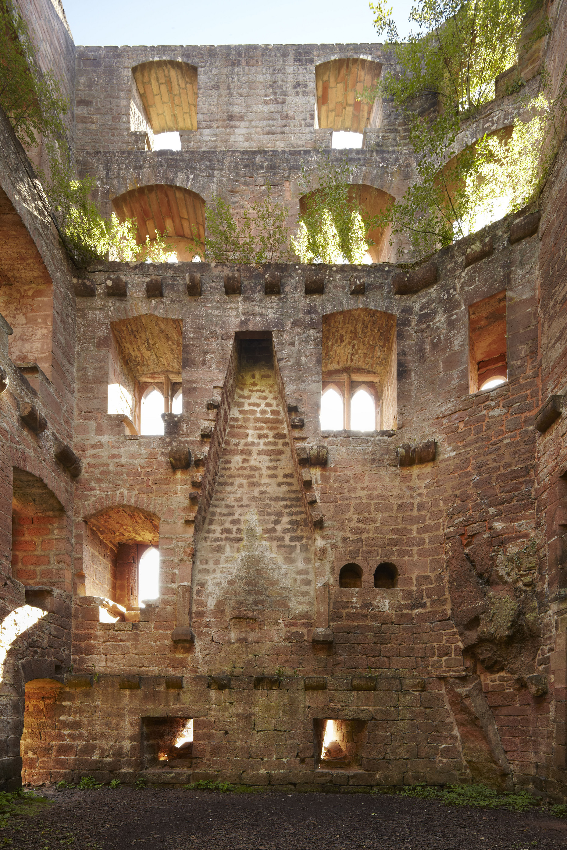 Ruinen einer mehrstöckigen Außenmauer einer großen Burganlage