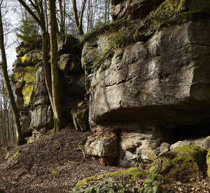 Felswände, die zu einer Burgruine gehören