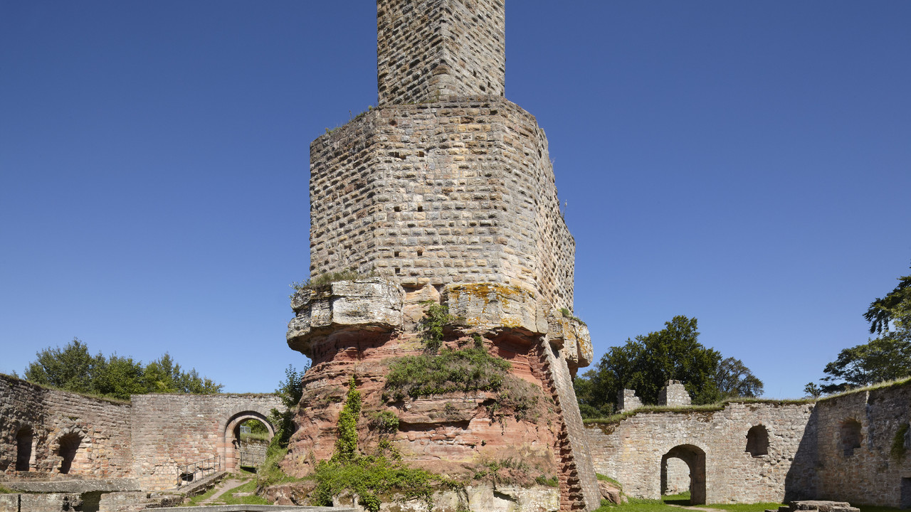 Bergfried und Mauern