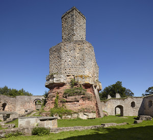 Bergfried und Mauern