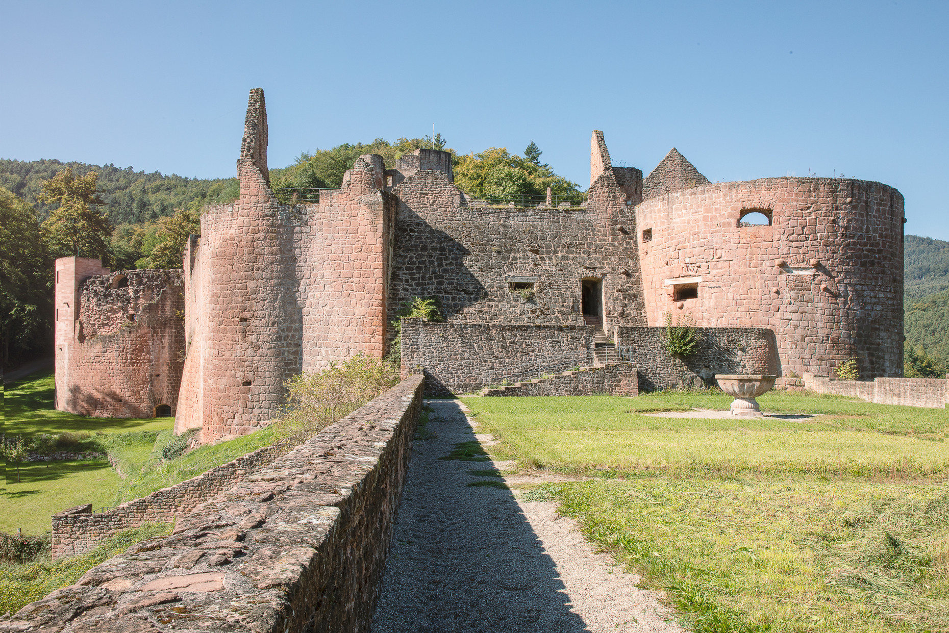 Hohe, gut erhaltene Mauerreste einer Burg