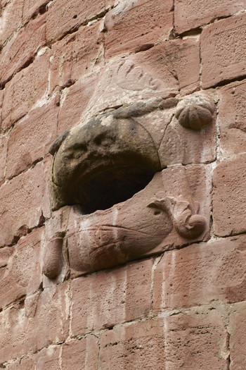 Relief aus Stein an Mauer, Burg Neudahn