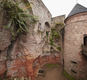 Innenhof, Mauern, Fels, Turm mit Zuweg