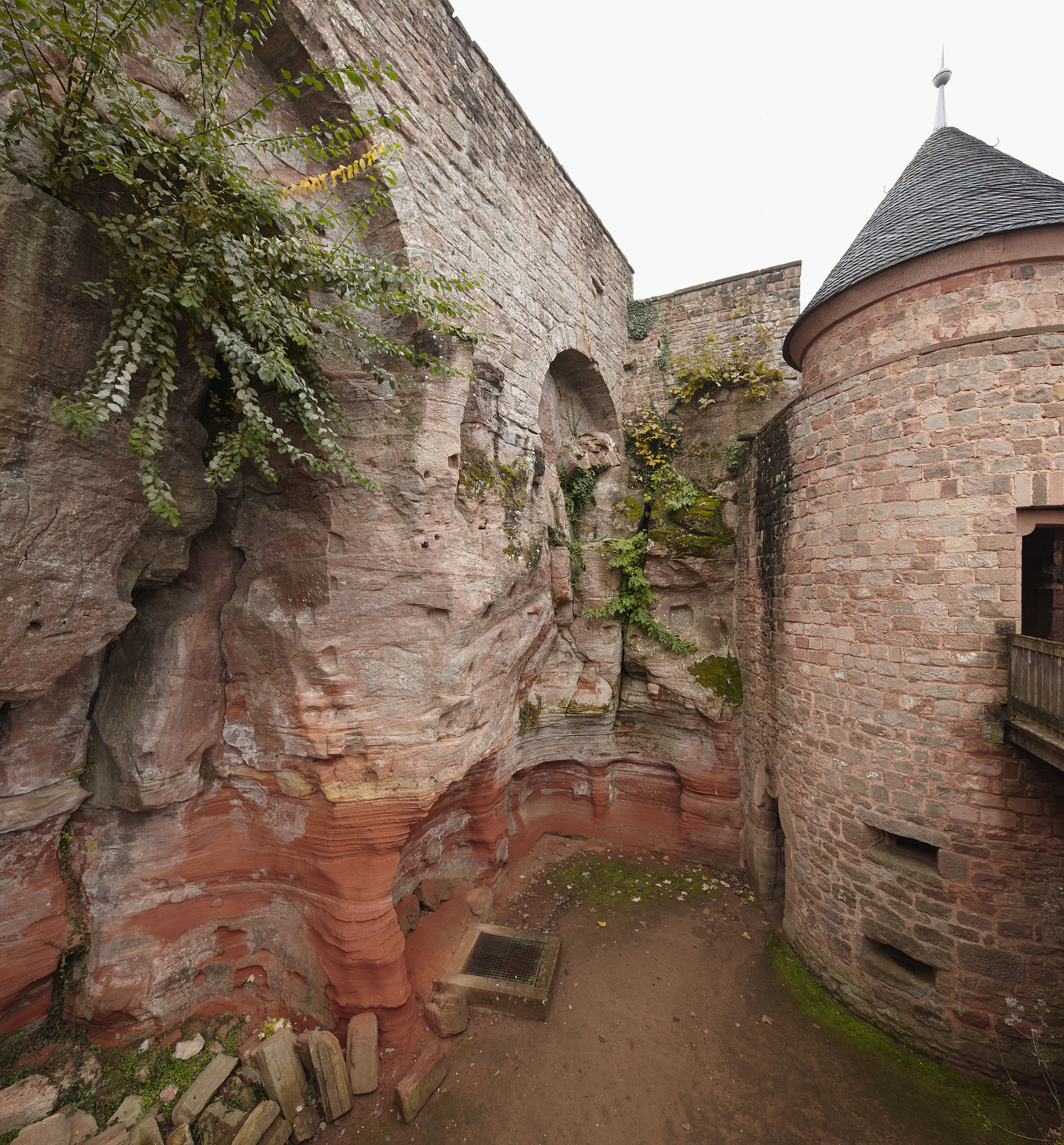 Innenhof, Mauern, Fels, Turm mit Zuweg