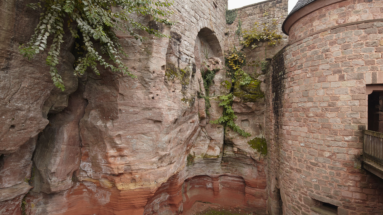 Innenhof, Mauern, Fels, Turm mit Zuweg