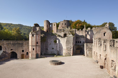 Hardenburg Hof mit Brunnen in der Burgruine Hardenburg