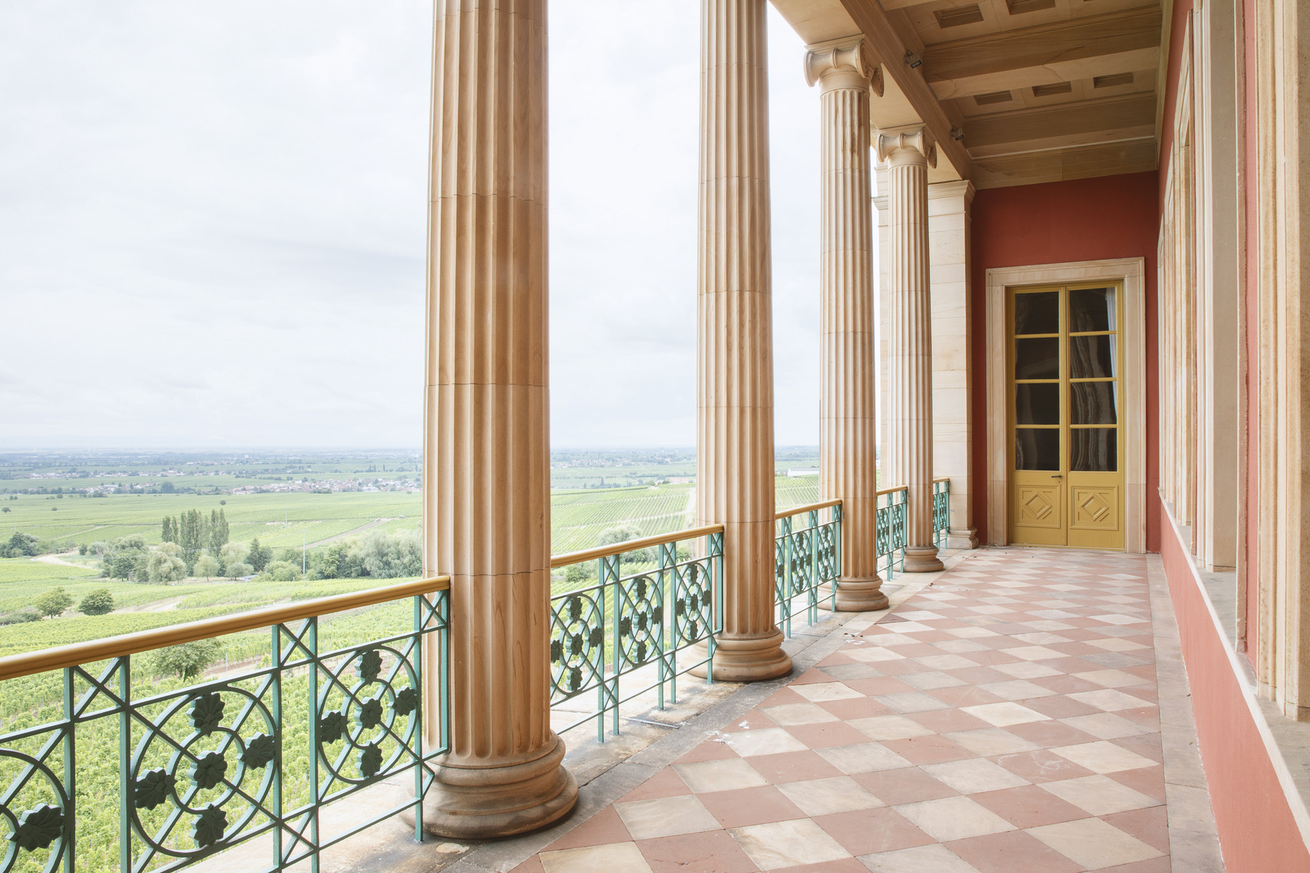 Terasse und Säulen Villa Ludwigshöhe mit Blick in die Landschaft