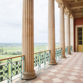 Terasse und Säulen Villa Ludwigshöhe mit Blick in die Landschaft