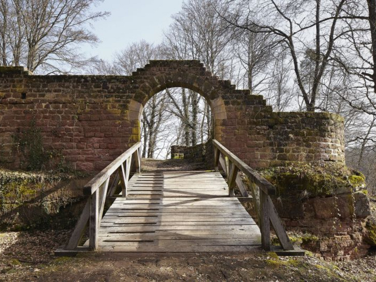 Das Steinenschloss – die mit Geschichten umwobene geheimnisvolle Burg an der Biebermühle