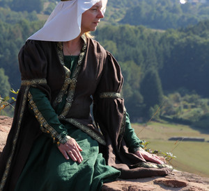 Gewandete Frau auf der Falkenburg