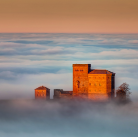 Trifels im Nebel