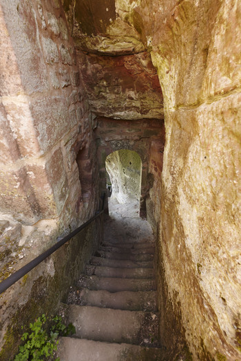 Steinerner Treppengang in einem Felsen