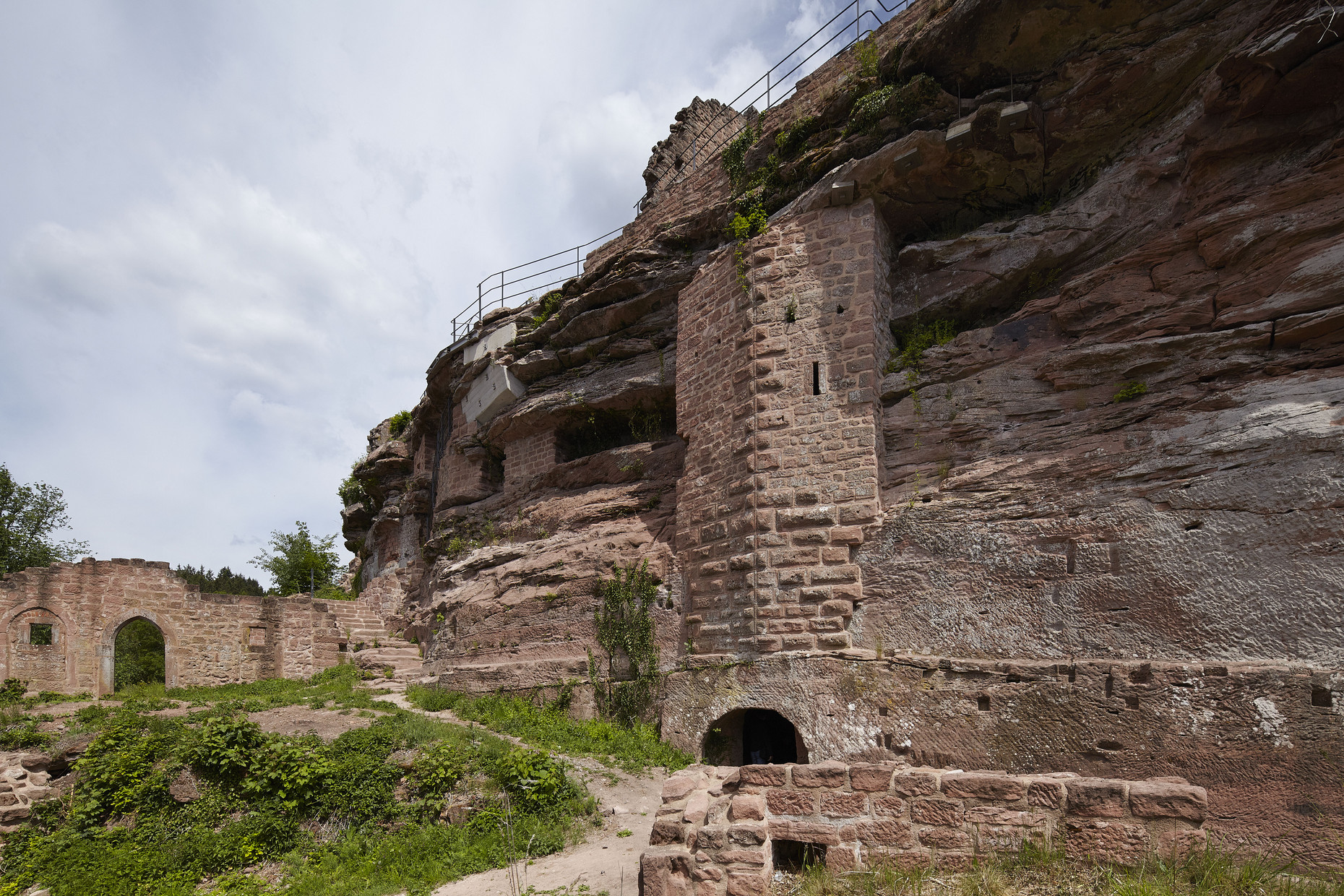 Überreste einer Burganlage, die in Felswände integriert ist