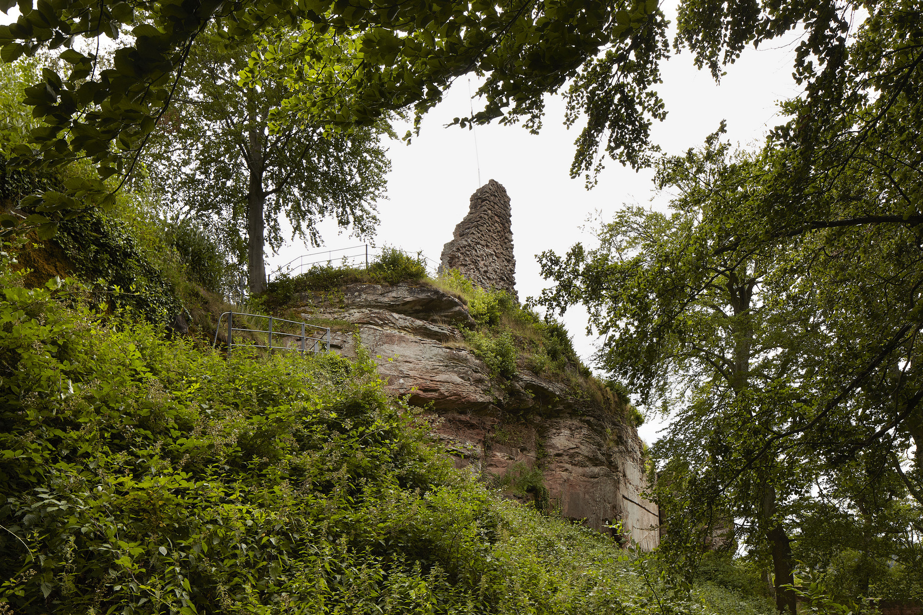 Mauerreste einer Burgruine im Wald