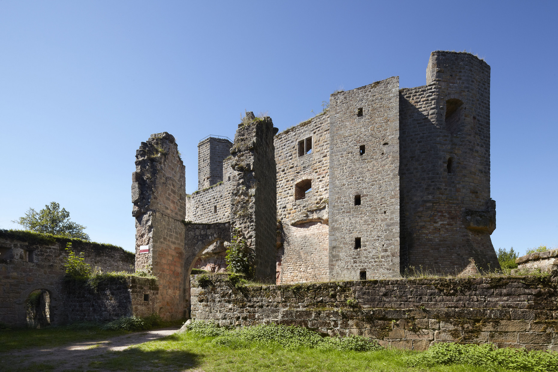 Gut erhaltene Ruine einer mehrstöckigen Burganlage
