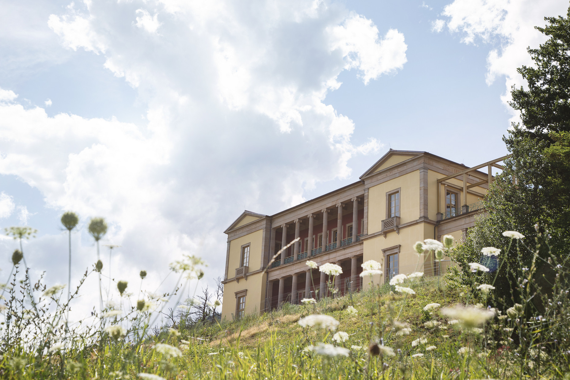 Schloss Villa Ludwigshöhe mit Blumen im Vordergrund
