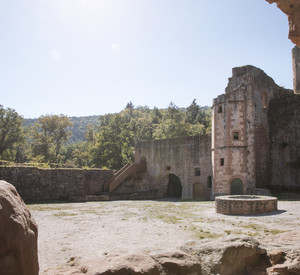 Blick in den Innenhof einer gut erhaltenen Ruine