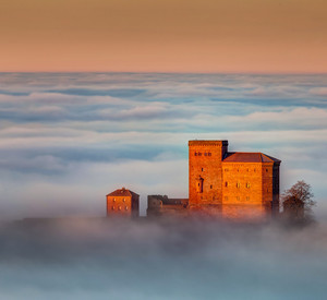 Luftbild Burg Trifels im Nebel