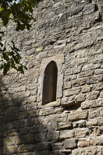 Fenster in einer Steinmauer