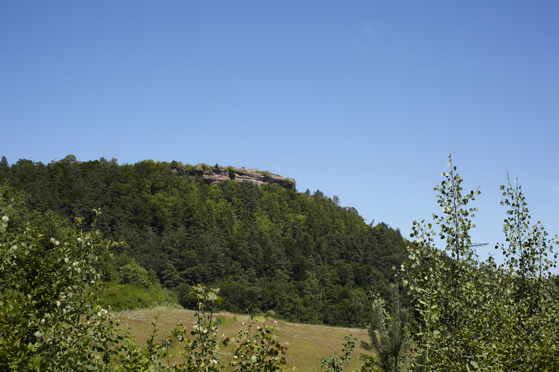 Burgruine Falkenburg auf einem Felsen aus der Ferne