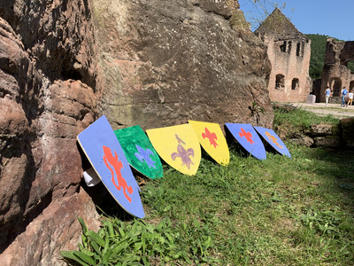 Bemalte Ritterschilder