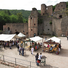 Festzelte mit Menschen auf dem Innenhof der Hardenburg