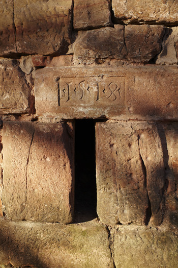 Schießscharte in einer Steinmauer